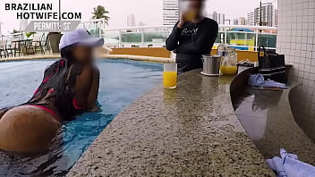 NAUGHTY WIFE PUSHING HER ASS IN THE SWIMMING POOL TO THE WAITER - COMPLETE ON RED