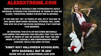 Versautes Niky Halloween Schulmädchen mit Baseballschläger im Arsch