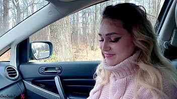 Babe Zuigen Pik Vreemdeling Terwijl Haar Vrienden Waren In Het Bos - In De Auto