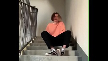 мальчик мастурбирует на общественной лестнице в подъезде и кончает