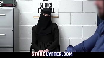Musulmán falso con hijab reventado y follado duro