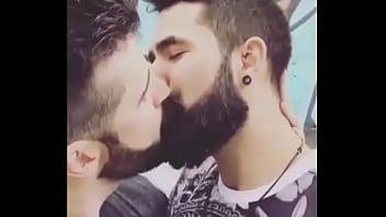 Beso gay caliente entre dos chicos barbudos | gaylavida.com
