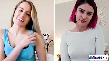 Meninas quase casadas tocando na webcam