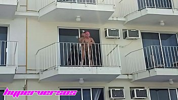 Heißes Paar fängt an auf dem Balkon des Hotels in Acapulco zu ficken, die Kellnerin bemerkt es und sagt ihnen nichts