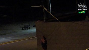 Young is caught by the beach security camera. ( Full video in xvideos red )