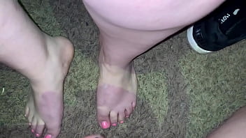 Éjaculation malpropre sur les pieds latina sexy