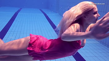 La bella russa Elena Proklova nuota nuda