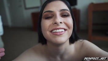 Kaitlyn Katsaros muestra su cuerpo sexy mientras recibe una bofetada