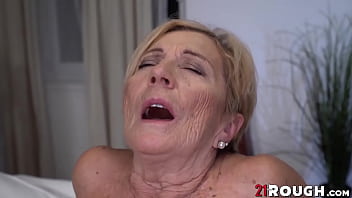 Mesmerizing GILF Malya gets dripping wet facial after sex