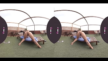 PORNBCN VR Jovem Jade Presley masturba-se ao ar livre no terraço e espirra no chão em realidade virtual 3D 4K | COMPLETE AQUI->