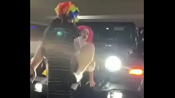 Une pute aux cheveux roses se fait pilonner sur une jeep