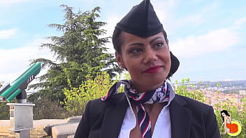 O primeiro vídeo da aeromoça de grandes mamas Clélie a fazer sodomia forte