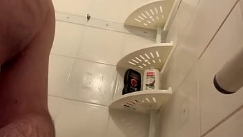 Eu (masculino) mijando nas paredes do chuveiro