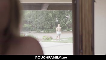 RoughFamily.com ⏩ Einsame und geile Hausfrau beobachtet ihren Stiefsohn im Hinterhof – Britney Amber