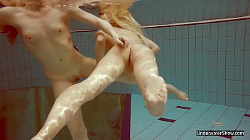 Due belle ragazze si godono la piscina nude