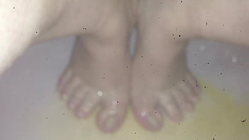 Bbw Amy pipi sur les pieds dans la douche.MOV