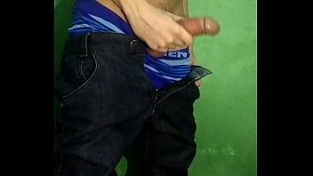 Пушистый худой молодой человек снимает джинсы и мастурбирует
