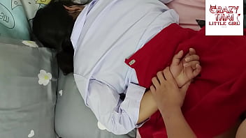 Милая тайская студентка в красной юбке занимается сексом со своим парнем