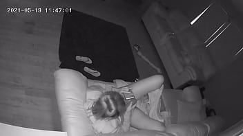 Babysitter beccata a masturbarsi sul divano con la telecamera nascosta del vibratore della moglie