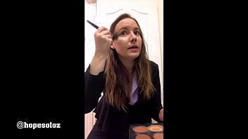 Hope Soloz joue dans Sexy Make-Up Time