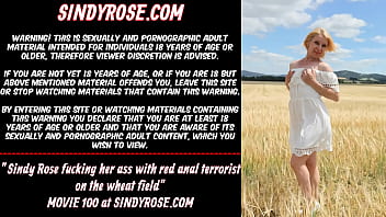 Синди Роуз ебется в жопу с красным анальным террористом на пшеничном поле