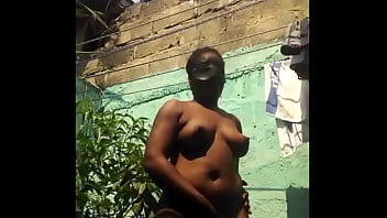 私の庭で裸のジャマイカの女性