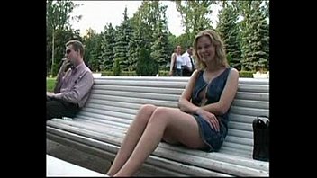 Se dénuder sur un banc de parc