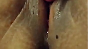 L'utente di tumblr Bagshox si infila un dildo nella sua grassa figa asiatica fino all'orgasmo spruzzando