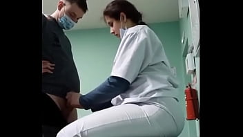 Enfermeira dando para cara casado
