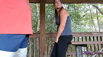 ПОЧТИ ПОЙМУЛ ебля жену на скамейке в общественном парке - Becky Tailorxxx