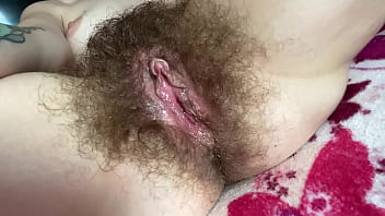 Двойной мокрый оргазм с волосатой пиздой и большим клитором крупным планом