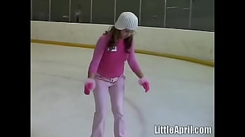 Little April y su actuación en solitario en el ring de patinaje