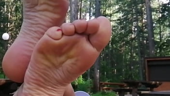 Milf atletica mostra i suoi piedi sexy all'aperto - Feticismo del piede