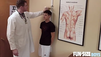 FunSizeBoys - Médico pendurado fode paciente minúsculo sem sela durante o exame físico