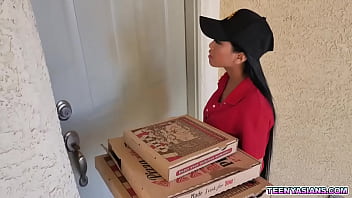 2人の角質のの若者がピザを注文し、このセクシーなアジアの配達の女の子を犯しました。