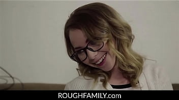 RoughFamily.com ⏩ Streberische Stiefschwester braucht den Schwanz ihres Stiefbruders zur Erziehung