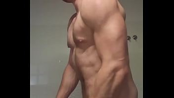 Adoração muscular masturbando