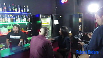 Backstage of the recording of Mc Pica dura goes to the club and falls in love with the new girl