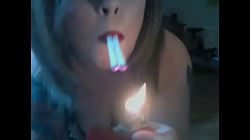 La maîtresse britannique BBW Tina Snua fume 2 cigarettes sans filtre en même temps