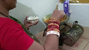 Pollo che fa la cameriera choda al bancone della cucina - con una chiara voce hindi