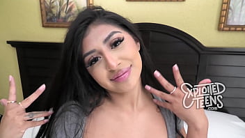 Latina Teen mit tollen Nippeln macht ihren ersten Porno