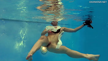 La bella pornostar russa Anastasia Ocean sott'acqua