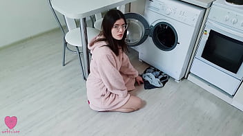 私のガールフレンドは洗濯機に閉じ込められておらず、私が彼女のマンコを犯そうとしたときに私を捕まえました