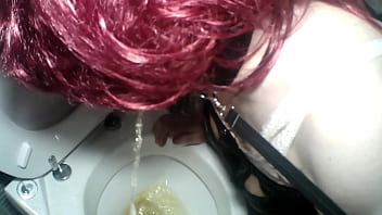 Schlampe Transvestitenschlampe mit ihrem Kopf in der Toilette gedemütigt