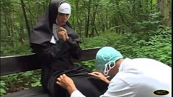 Au cimetière, une religieuse ne se laisse pas supplier de se faire baiser par un médecin de passage