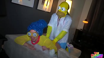 Marge Simpson oferece a Homer Simpson uma garganta incrível