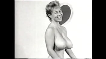 Modelo nua com uma figura linda participa de sessão de fotos pornôs dos anos 50