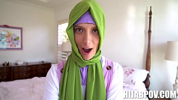 Hijab babe Izzy Lush quebrando as regras