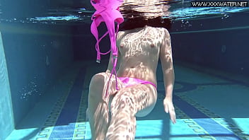 A Jessica Lincoln piace essere nuda in piscina