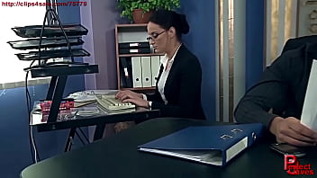 Linda secretária castigada no escritório. Ela adora a dominação de seu chefe e tem orgasmos.